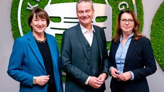 Haben mehr Zusammenarbeit vereinbart: (v. l.) VDA-Präsidentin Hildegard Müller, ZDK-Präsident Arne Joswig und VDIK-Präsidentin Imelda Labbé. (Bild: ZDK)