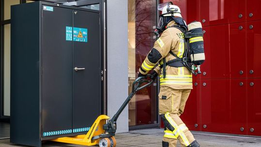 In Brandfall kann der Sicherheitsschrank aus dem Lager gebracht werden.(Bild:  asecos)