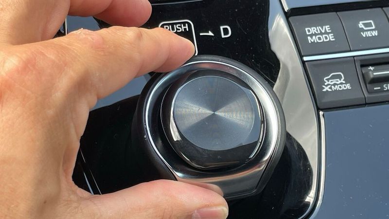 Für ungeübte Suburu-Fahrer ein kurzer Schreck zum Einstieg: Der Drehknopf funktioniert erst, wenn man den äußeren Ring nach unten drückt. (Bild: Grimm – VCG)