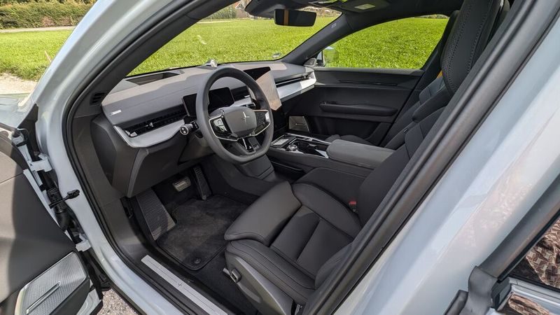 Wenn man in den Polestar 3 einsteigt, hat man eher das Gefühl, in einem Sportwagen zu sitzen als in einem SUV. Das Raumgefühl im Polestar 3 ... (Bild: Mauritz – VCG)