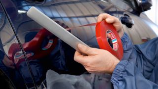 Montage-Klebebänder für Industrie und Handwerk: Stark, sauber und effizient kleben. Doppelseitige Tesa Mounting-Klebebänder ermöglichen stabile Verbindungen ohne Bohren, Schrauben oder Nieten und sorgen für eine saubere, verdeckte Befestigung (Bild: Ruderer)
