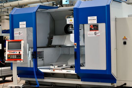 Im Anschluss an die Theorie fand im Rahmen des ersten Workshops „Trockenbearbeitung von Aluminiumprofilen“ eine Live-Zerspanung an dieser Maschine statt, die den Teilnehmern praxisnahe Einblicke in die Trockenbearbeitung des Leichtbaumetalls erlaubte.(Bild:  Fraunhofer-IPA)