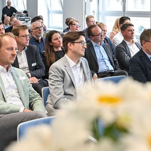 Mit Spannung verfolgten die geladenen Gäste in der ZDK-Hauptstadt-Repräsentanz die Positionen der Referenten zur Elektromobilität.(Bild:  Bildschön)