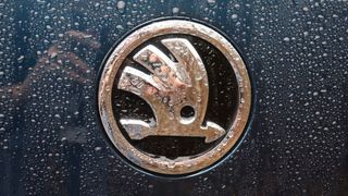Skoda steht angesichts der weltweiten Ereignisse beim Absatz noch immer im Regen, die Auslieferungen sanken um ein Fünftel. (Bild: Grimm – »kfz-betrieb«)