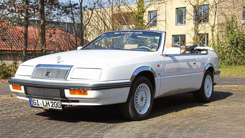 Es muss ja nicht immer ein Flossenschiff oder Muscle Car sein, um amerikanische Fahrkultur zu erleben. Auch ein Cabriolet der frühen Neunziger ist dafür geeignet, wie der Chrysler Le Baron von 1993 zeigt. In Deutschland war er ein Geheimtipp – nicht nur seiner Lässigkeit wegen, sondern auch wegen der großzügigen Ausstattung mit E-Verdeck, elektrischen Fensterhebern, Klimaautomatik und Lederpolstern. Dass der V6-Motor von Mitsubishi stammte, störte ebenso wenig wie die verwindungsfreudige Karosserie. Heute gibt’s nur noch ganz wenige gute Exemplare. Als coolste Cruiser der Youngtimer-Szene gleiten sie dem H-Kennzeichen entgegen. Der Chrysler kommt aus Österreich, zur Verfügung gestellt von Christian Krauk. (Bild: Lebenshilfe Gießen)