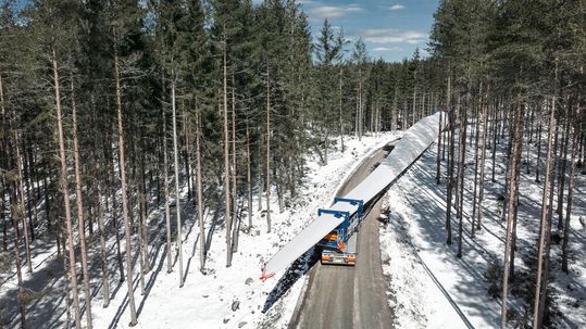 TII Scheuerle hat den Transport von 83 Meter langen Windkraft-Rotorblättern in schwierigem Terrain gemeistert. Spezielle Transportsysteme waren dabei im Einsatz. Hier ein kleiner Bericht dazu.(Bild:  TII Scheuerle)