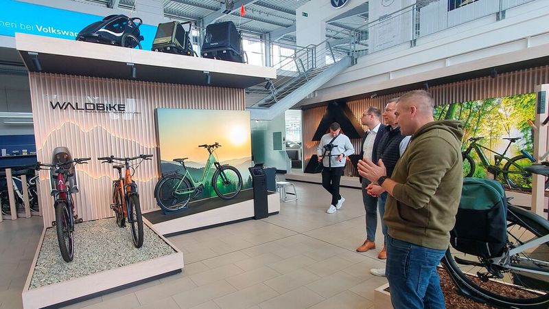 Die letzte Station der diesjährigen Vertriebsrundreise führte die Jury nach Calw, zum Autohaus Weeber. Dort befindet sich nicht nur ein Flagshipstore von Weebers E-Bike-Start-up Waldbike ... (Bild: Mauritz – VCG)