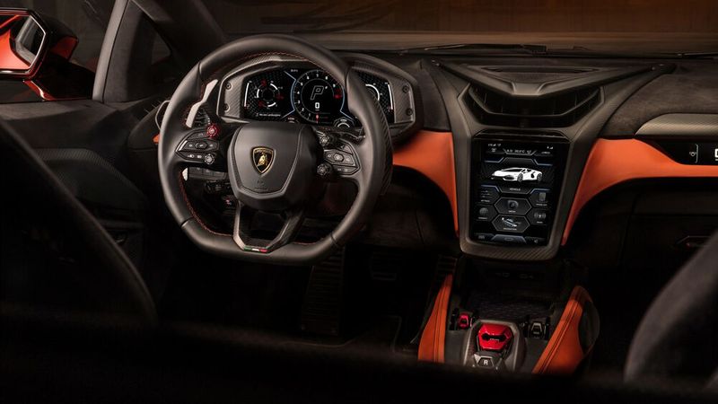 Erwartungsgemäß haben die Designer das Cockpit wie eine Pilotenkanzel eingerichtet. (Bild: Lamborghini)