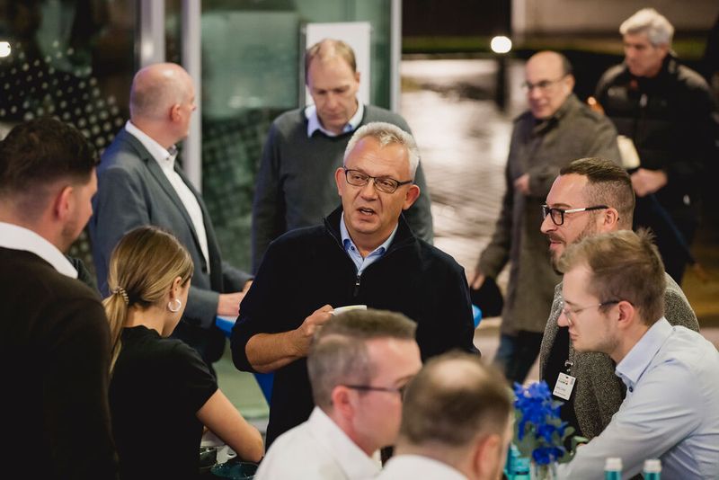 Das VCC verwandelt sich am Abend in einen Treffpunkt für die Elite der Förderprozesstechnik. (Bild: Stefan Bausewein)