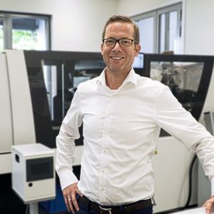 Sven Braatz, Vertriebsleiter und Prokurist von Hotset: „Die nur teilweise und auf wenige Bereiche oder Punkte fokussierte Temperierung des Werkzeugs führt dazu, dass das Blechgefüge während des Tiefziehens genau und nur dort entstresst und erwärmt wird, wo es nötig oder beabsichtigt ist.“ (Bild:  Hotset)