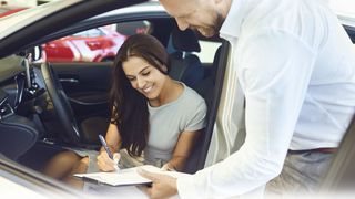 Die junge Frau sucht sich ein Auto aus und unterzeichnet den Kaufvertrag. Der eigentliche Käufer ist aber ihr Vater. Das ist kein Problem im neuen Kaufrecht. (Bild: © Studio Romantic - adobe.stock.com)