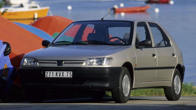 Mit dem 306 wagte Peugeot 1993 einen Neustart in der Golf-Klasse. Während er in Frankreich ein Verkaufsschlager war, zog man hierzulande eher den Namensgeber der Klasse vor. Dennoch wurden wurden knapp drei Millionen vom 306 Exemplare gebaut. (Bild: Peugeot)