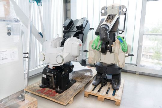 Auch die besten Roboter haben mal ausgedient, sagt ABB. Doch ein absolutes Ende steht nur vergleichsweise wenigen Einzelkomponenten bevor, heißt es weiter. Man kann Robotern also durchaus ein zweites Leben geben – manchmal sogar ein drittes. Das lohnt sich für Anwender.(Bild:  Th. Starck / ABB)