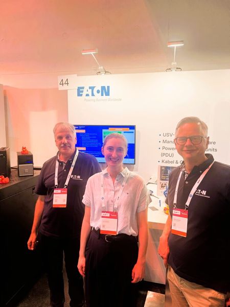Jürgen Büger mit Lena Hagedon und Stefan Griesbach von Eaton Electric (Bild: Vogel IT-Medien GmbH)