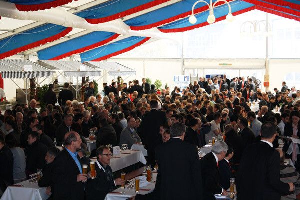 Zünftig: Mittagessen im Zelt. (Bild: Zwick)