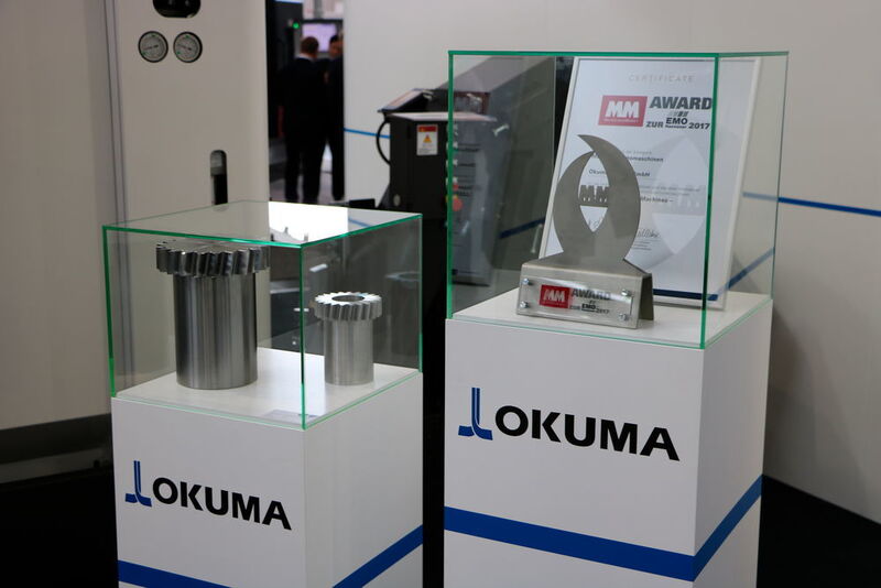 Okuma ist sichtlich stolz auf den Gewinn des MM Awards zur EMO Hannover 2017 in der Kategorie Multifunktionsmaschinen. Es wurde sogar noch schnell eine Vitrine besorgt. (Gillhuber)