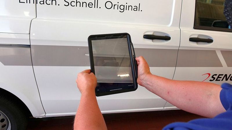 Fotos von Schäden lassen sich so direkt den Aufträgen und der Kundenakte zuordnen. (Bild: Rosenow/»kfz-betrieb«)