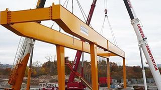 Montage eines Portalkranes mit Drehwerkskatze mit 2 × 12,5 t (gesamt 25 t), Spannweite 41 m und Ausleger 16,5 m. Bild: Kempkes (Archiv: Vogel Business Media)