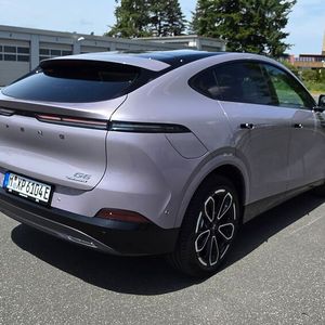 3. Das Fahrgefühl: Der Xpeng G6 ist in der getesteten RWD-Long-Range-Version klar auf Komfort getrimmt. Das Modell ist der ideale Begleiter auf längeren Urlaubsreisen und Dienstfahrten. Die 218 kW/296 PS Leistung, die kraftvoll und linear entfaltet werden, reichen für jedwede Fahrsituation vollkommen aus. Wer eine Prise Sportlichkeit schätzt, kann den entsprechenden Fahrmodus wählen. Lediglich wer vom Stand aus raketenartig beschleunigen möchte, ist mit der Performance-Version besser bedient: Die schafft den Sprint von 0 auf 100 km/h in gut 4 Sekunden. Die Long-Range-Variante braucht dafür 6,7 Sekunden. Abgeregelt ist auch Letztere erst bei 202 km/h. Auf den Testfahrten bügelte das Fahrwerk des G6 Unebenheiten souverän weg, störende Geräusche gab es zumindest bei einer Geschwindigkeit unter 150 km/h so gut wie nicht. Nur die Lenkung hätte einen Tick direkter sein können. (Bild:  Mauritz – VCG)