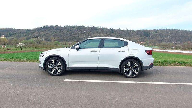 1. Die Abmessungen: Die Elektrolimousine Polestar 2, Modelljahr 2024, ist gut 4,6 Meter lang, knapp 1,9 Meter breit und knapp 1,5 Meter hoch. Damit ist sie rund zehn Zentimeter kürzer als der Hauptwettbewerber Tesla Model 3. (Bild: Mauritz – VCG)