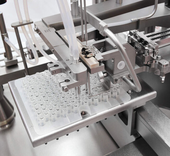 Das Detail zeigt den Arbeitsbereich der Füll- und Verschließmaschine SFM 5110.  (Bild: Bausch+Ströbel)