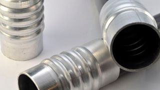 Die großserientaugliche und damit wirtschaftliche Herstellung dieser aus CFK mit thermoplastischer Matrix und metallischem Lasteinleitungselement bestehenden Profilverbinder, ist laut Forschern der TU Dresden und dem Fraunhofer-IWU möglich. (Bild: TU Dresden)