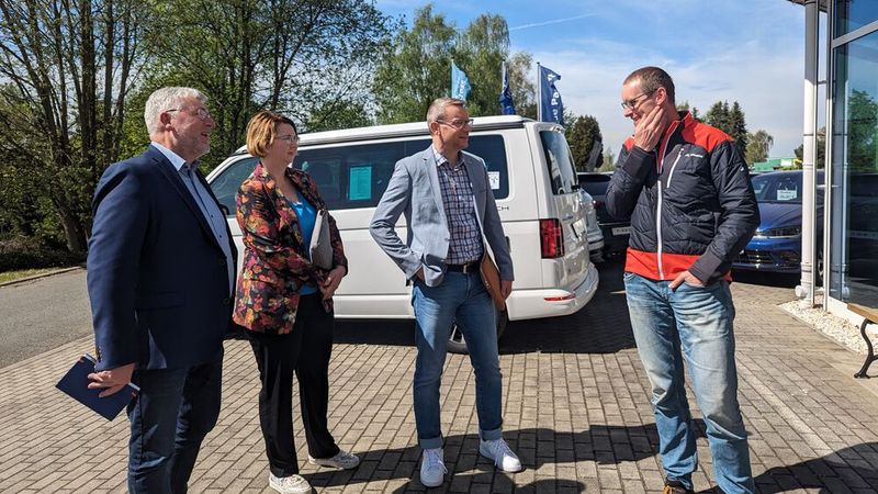 Geschäftsführer Thomas Rudolph (r.) erläuterte der Jury auf einem Rundgang seine Vertriebsstrategie. (Bild: Simon – VCG)