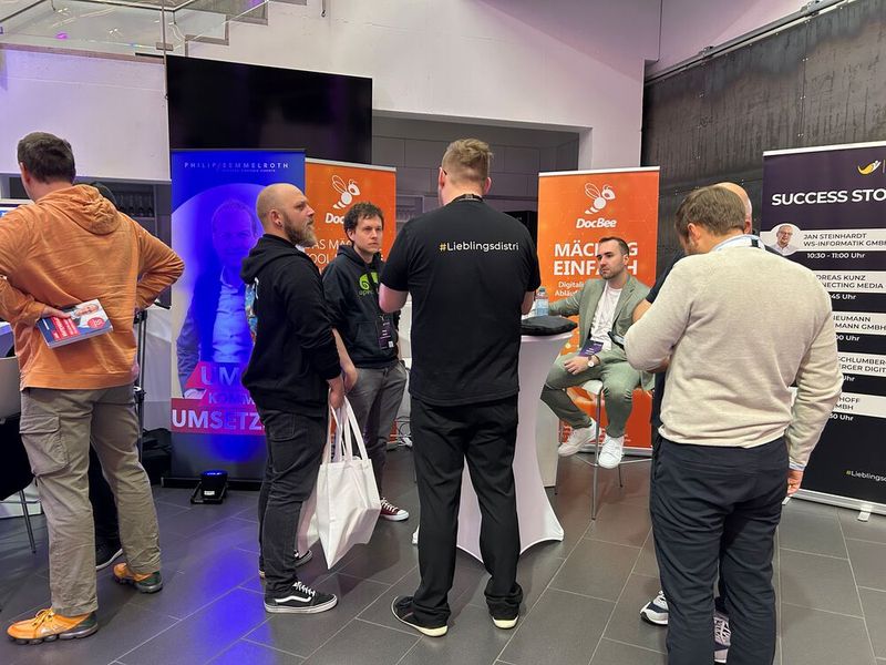 Reger Austausch beim DocBee-Stand  (Bild: Vogel IT-Medien)