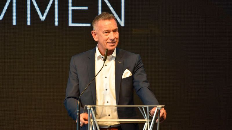 Joachim Schlereth, Leiter Vertrieb & Services Lkw Mercedes-Benz, erklärte, dass der Weg in eine emissionsfreie Zukunft zunächst über den batterieelektrischen Antrieb, später aber auch über Wasserstoff führen soll. (Bild: Simon – VCG)