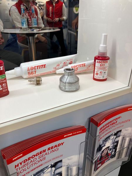 Die Gewindedichtung Loctite 577 wird zum Sichern und Abdichten von Rohren, Anschlüssen und anderen Schraubverbindungen aus Metall verwendet. Die Gewindedichtung hat bei einem Hersteller von Gasbrennern beispielsweise Wasserstoff-Leckagen verhindert. (Bild: VCG/Juliana Pfeiffer)