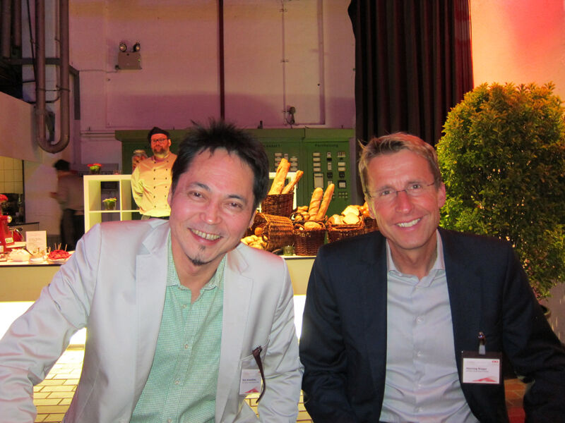 Terry Kawashima, Geschäftsführer bei OKI, mit Henning Rieger, adveo (r.)  (Bild: IT-BUSINESS)
