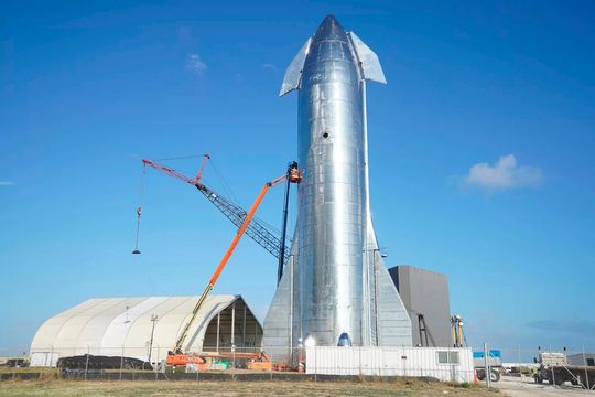 So arbeiteten die Spacex-Spezialisten noch vor einigen Jahren an der weltgrößten Rakete – der Starship. Nun hat das Unternehmen von Elon Musk im Rahmen eines Testfluges einen Meilenstein erreicht: Die Umlaufbahn, um die Erde! Doch es gab auch einen Wermutstropfen ...(Bild:  Spacex)