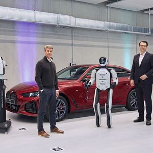 Arnaud Robert, Hexagon Präsident Robotics, mit dem Humanoiden Roboter AEON sowie BMW Group Produktionsvorstand Milan Nedeljković und Michael Nikolaides, Leiter BMW Group Produktionsnetzwerk und Logistik (v.l.n.r.).(Bild:  BMW Group)