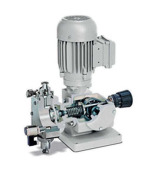 Besonders bei Produktionsabläufen, die hohen Hygienestandards unterworfen sind, ist es unabdingbar, dass sich die Produktionsmittel durch eine zuverlässige Arbeitsweise und geringe Wartungsintensität auszeichnen. Lewa erreicht dies bei der Ecodos-Serie durch den Einsatz qualitativ hochwertiger Einzelkomponenten und stützt sich bei der technischen Umsetzung auf langjährige Erfahrungswerte in diesem Bereich. (Bild:  Lewa)