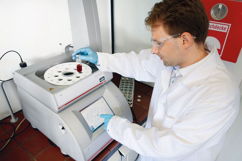 Abb. 1: Dr. Christian Suchomski arbeitet am Monowave 300 (Bild: Anton Paar)