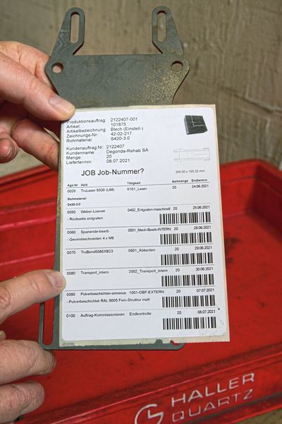 Papierlos: Über Barcodes auf den Blechteilen rufen die Fachkräfte sämtliche Informationen zu den Fertigungsprozessen und der innerbetrieblichen Logistik vom System ab.  (Bild: SMM / Konrad Mücke)