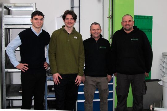 Vorfreude auf Aufträge in puncto Toleranzringe! Von links: Das frischgebackene „Kritzner-Toleranzring-Team“ Philip Knittel (Vertrieb), Projektleiter Robin Walter und Produktionsmitarbeiter Ingo Franz, nebst Michael Kiesel.(Bild:  Kritzner)