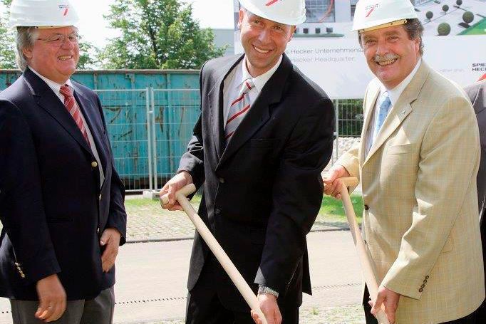 Der erste Spatenstich für das neue Training Center im Juni 2006 mit Hans Hermann Göttsch (GEG Grundstückentwicklungs-Gesellschaft Köln), dem damaligen Spies Hecker Vertriebsleiter Georg Tautz und dem damaligen Oberbürgermeister der Stadt Köln, Fritz Schramma (v.l.n.r.). (Spies Hecker)