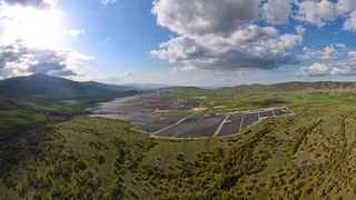 Der JUWI-Solarpark im griechischen Kozani ist derzeit das größte bifaziale Solarkraftwerk in Europa. (Bild: JUWI Gruppe)