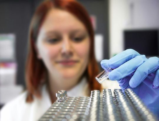 Mit einer gemeinsamen Ausbildungsinitiative wollen Nordostchemie und IGBCE Ausbildungsplätze in der ostdeutschen Chemieindustrie sichern und mehr Nachwuchskräfte für die Branche gewinnen.(Bild:  frei lizenziert / Unsplash)