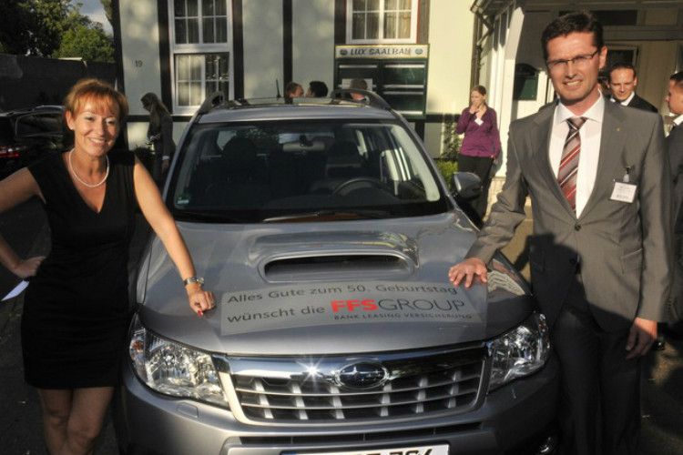 BFC-Schulleiterin Sylvia Gerl freut sich über ihren neuen Dienstwagen von der FFS Bank, den Geschäftsführer Maik Kynast zur Feier mitbrachte. (Foto: Zietz)