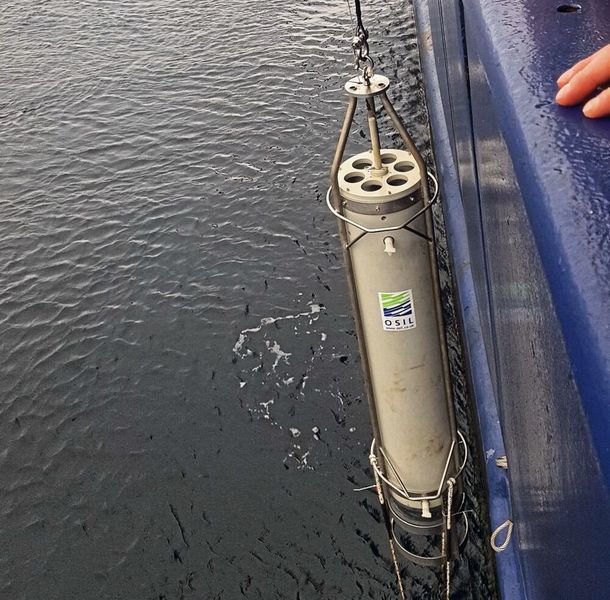 Probenahme in der Sauerstoff-Minimumzone vor Peru. Dieses Gerät ist ein Schneefänger (Marine Snow Catcher). Clarissa Karthäuser setzt ihn hier auf dem Forschungsschiff Meteor ein, um einzelne Partikel zu beproben und detaillierte Eigenschaften der Partikel zu bestimmen. (Bild: GEOMAR/A. Paul)