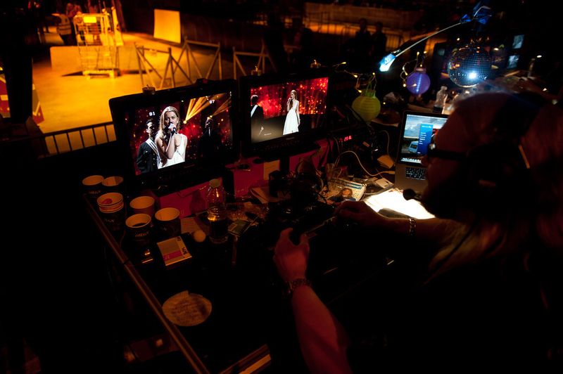 Auf dem Bild sieht man gut die Joysticks für die Kamera-Steuerung – und eine Menge leerer Kaffeebecher... (Eurovision Song Contest)