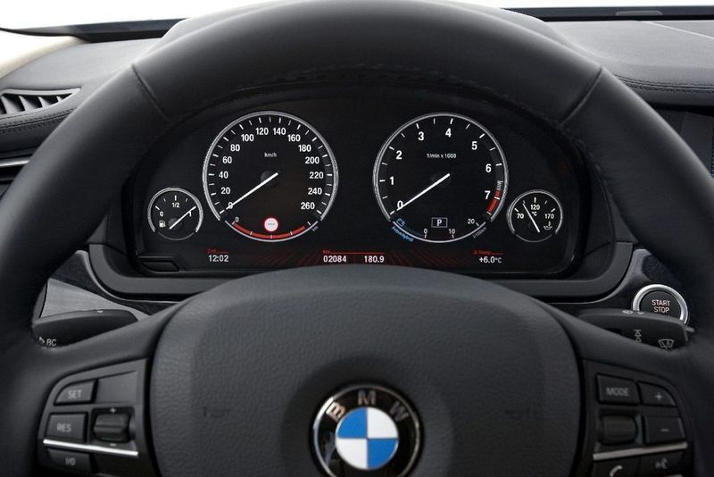 Erfreulich unaufgeregt präsentiert sich hingegen das Cockpit. Eine LED-Skala im Drehzahlmesser zeigt die Betriebsart des elektrischen Systems an. (Archiv: Vogel Business Media)