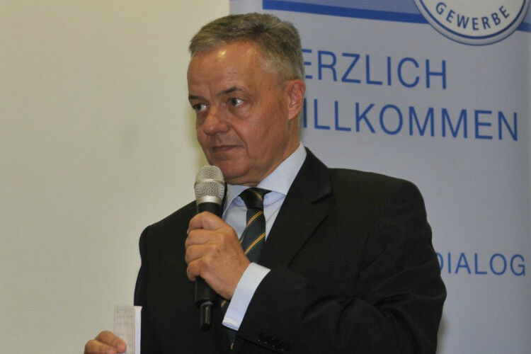 Christoph Konrad, Leiter des ZDK-Hauptstadtbüros, moderierte den Berliner Automobildialog. (Foto: Zietz)