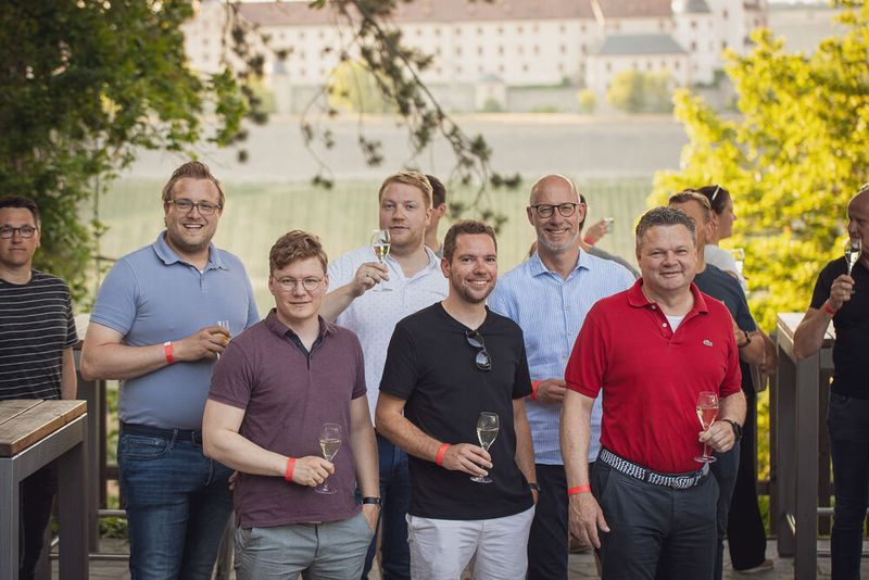 Anwenderkongress Steckverbinder 2023: Die Abendveranstaltung am Dienstag auf dem Nikolaushof mit Blick über Würzburg. (Bild: Stefan Bausewein)