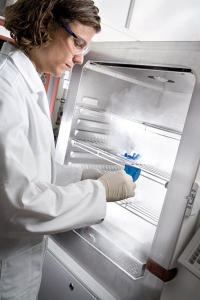 Im Delo Engineering Labor werden die lichthärtenden Klebstoffe auf einzelne Parameter untersucht. (Bild: Delo)