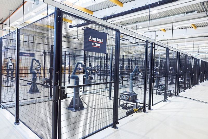 Roboter bauen Roboter in Fürstenfeldbruck: Noch bauen Menschen mit in der Fertigung von Agile Robots. (Bild: Agile Robots)