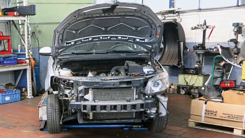 Stundenverrechnungssätze und Ersatzteikosten steigen – Versicherer und Schadensteuerer wollen sparen, Werkstätten brauchen mehr Geld um Mitarbeiter zu halten und Investitionen zu stemmen.(Bild:  Schreiner - VCG)