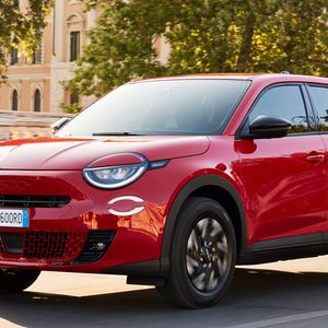 Bei Fiat startet der rund 36.500 Euro teure 600e – der große Bruders des 500e.(Bild:  © Lorenzo Poli)